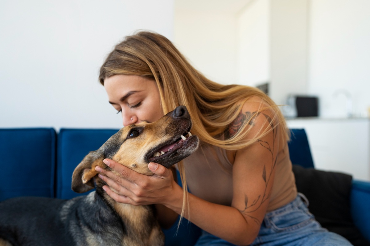 Mujer dando un beso a su perro